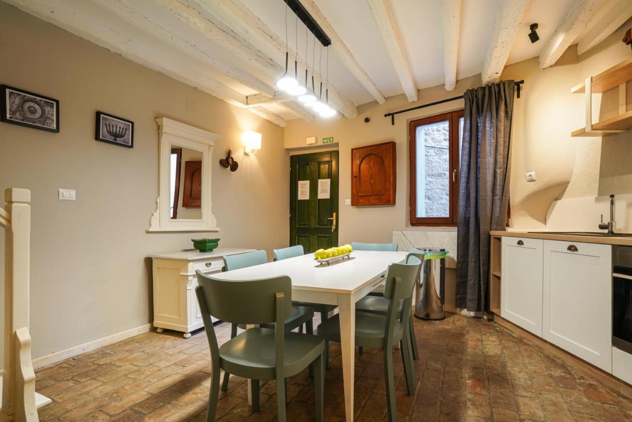 Deluxe Casa Flores With Sea View & Terrace Appartamento Rovigno