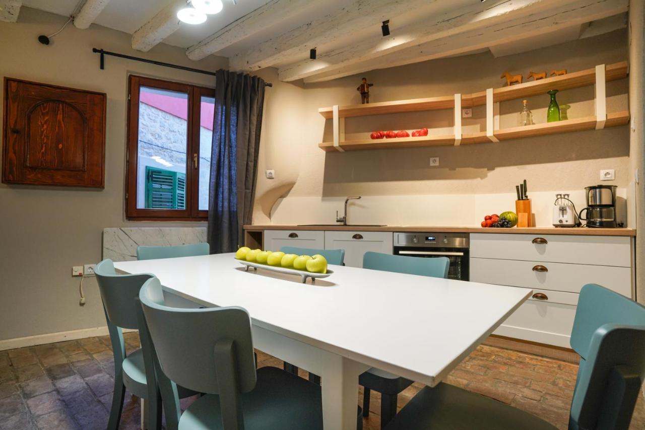 Deluxe Casa Flores With Sea View & Terrace Appartamento Rovigno